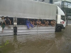 Truk Jadi Penyelamat Warga Melintasi Lautan Air di Sunter