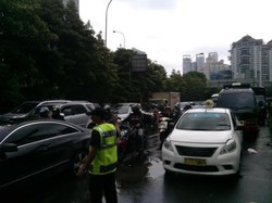 Genangan Air Tinggi di Depan Kampus Untar Jakbar, Lalin Tersendat