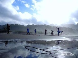 Bermain Tricking, Cara Beda Berlibur di Pantai Parangtritis
