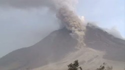 Hidup di Pengungsian, Pelajar Korban Erupsi Sinabung Di-bully