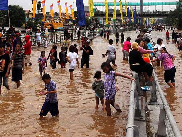 Jalan Abdullah Syafei Terputus Banjir