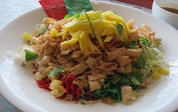 Sambut Imlek Yu Sheng a la Thailand Disajikan di Tien Chao