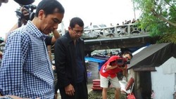 Beperahu Karet, Jokowi Susuri Pemukiman Warga di Samping Waduk Pluit