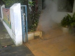 Semburan Lumpur Campur Asap Putih Kagetkan Warga Duren Sawit