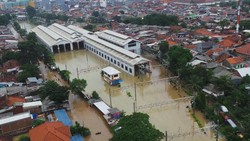 Banjir Ganggu Ekonomi Jakarta, Pemprov Siapkan Status Tanggap Darurat
