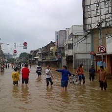 Banjir 30 Cm Masih Genangi Jalan Jatinegara Barat
