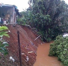 Longsor di Cawang Hanyutkan 2 Motor ke Kali Ciliwung