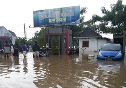 Banjir 1,5 Meter Kembali Tenggelamkan Komplek Dosen IKIP Bekasi
