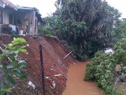 Digerus Derasnya Arus Ciliwung, Sebuah Kontrakan di Cawang Longsor