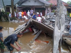 Bangunan Roboh di Lenteng Agung Bikin Kali Sarua Luber ke Pemukiman