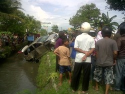 Balita Selamat Setelah Motor Ortunya Diseruduk Xenia hingga Masuk Parit