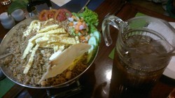 Makan Nasi Goreng Jancuk, Pedasnya Nampol!