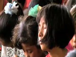 Anak-anak Korban Erupsi Sinabung Menangis Ingin Pulang 