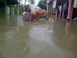 Pekalongan Juga Dilanda Banjir Parah, Warga Mengungsi ke Pinggir Rel