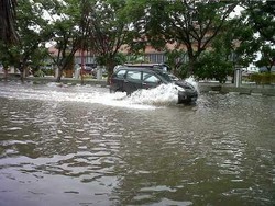 Stasiun Tawang Kebanjiran, KA Tujuan Jakarta Berhenti Luar Biasa di Poncol
