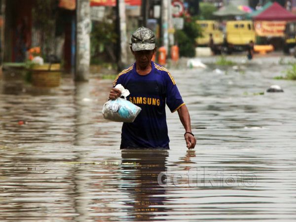 Akses Jalan Otista Kampung Melayu Putus