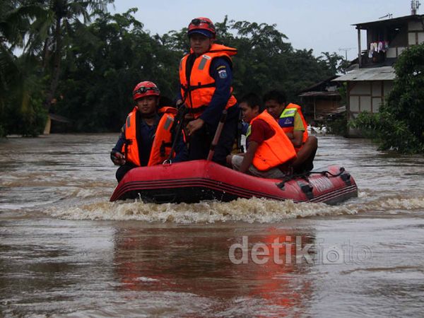 Petugas pemadam kebakaran Bantu Evakuasi