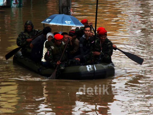 Koppasus Bantu Evakuasi Warga