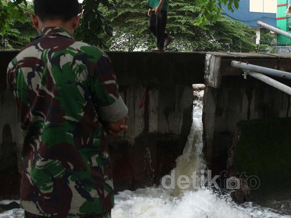 Tanggul Kali Sekretaris Jebol