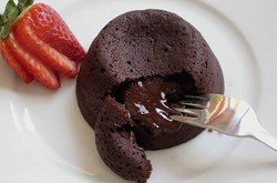 Yuk, Bikin Chocolate Fondant Cake yang Hangat Lumer dengan 6 Langkah Ini!