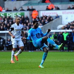 Adebayor Dua Gol, Tottenham Bungkam Swansea 3-1