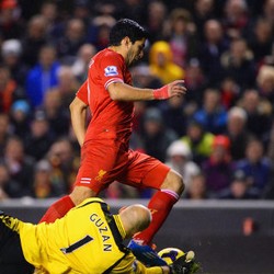 Rodgers dan Lambert Komentari Foul Guzan terhadap Suarez