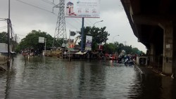 Jalan Puri Kembangan Banjir, Kendaraan Arah Kedoya Dialihkan