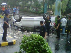 Ini 4 Penampakan Avanza Silver yang Jatuh dari Lantai 2 Apartemen di MOI