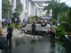 Avanza yang Jatuh dari Lantai 2 MOI Dikendarai OB