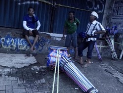 Kisah Soleh, Penjual Alat Pel yang Menangguk Untung Saat Banjir Surut