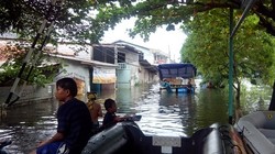 Banjir 150 Cm Rendam Komplek KFT Cengkareng, Listrik Dipadamkan