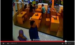 Terekam CCTV, Si Ibu Tak Sadar Tasnya Berpindah Tangan Saat Makan di Mal