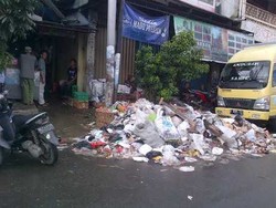 Gunung Sampah dan Bau Menyengat Ganggu Korban Banjir di Jatinegara 