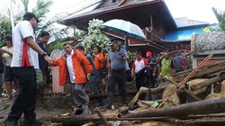  Kunjungi Korban Banjir Bandang di Manado, JK Diteriaki Wapres