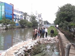 Tinjau Kali Sekretaris, Jokowi Perintahkan Perbaikan Segera