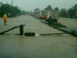Jalur Pantura Masih Tergenang Banjir, Akses Lalin Terputus