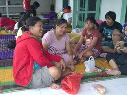 Banjir di Jalan Ciliwung Surut, Warga Masih Betah di Penampungan