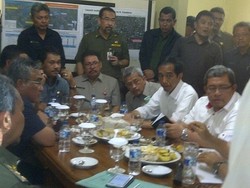 Begini Seriusnya Mimik Jokowi-Aher dan Peserta Rapat Banjir di Katulampa