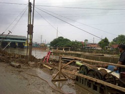 Perbaikan Tanggul KBB Tanah Abang yang Ditinjau Jokowi Dipercepat
