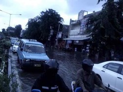 Otista Menuju Cawang Tergenang 40 Cm, Pemotor Masuk Busway