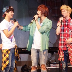 Diguyur Hujan, Konser LUNAFLY dan LC9 Berlangsung Meriah