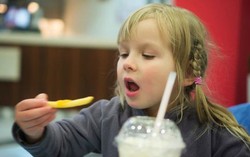  Anak yang Sering Makan Fast Food Cenderung Konsumsi Makanan Tidak Sehat di Rumah