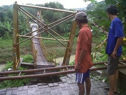 Fondasi Tergerus Air Sungai, Jembatan Gantung di Semarang Ambrol