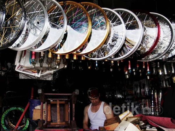 Meski Banjir, Toko Onderdil Tetap Buka