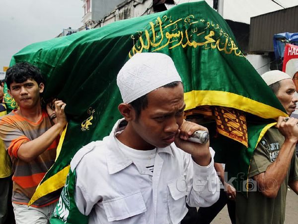 Korban Tewas Banjir Kampung Pulo Dimakamkan