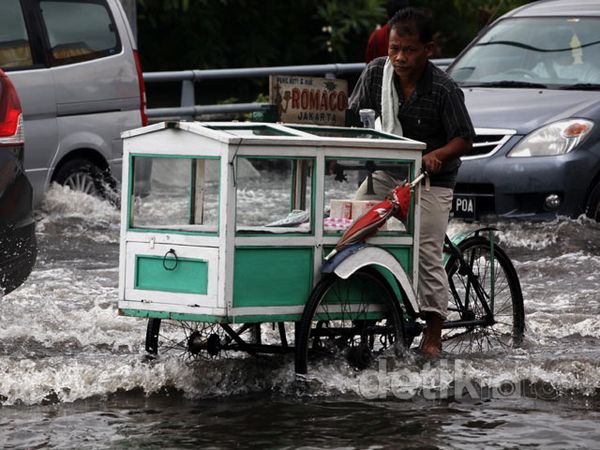 Jl Satria Raya Jakarta Barat Masih Tergenang