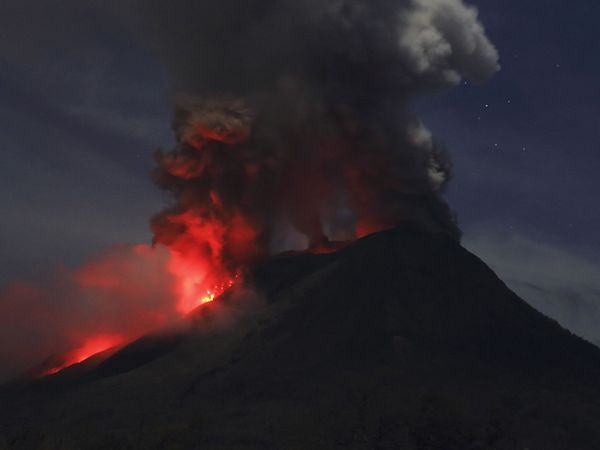 Gunung Sinabung Terus Erupsi Gunung Sinabung Terus Erupsi