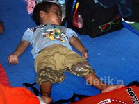 Anak-anak Korban Banjir Tidur Beralaskan Tikar