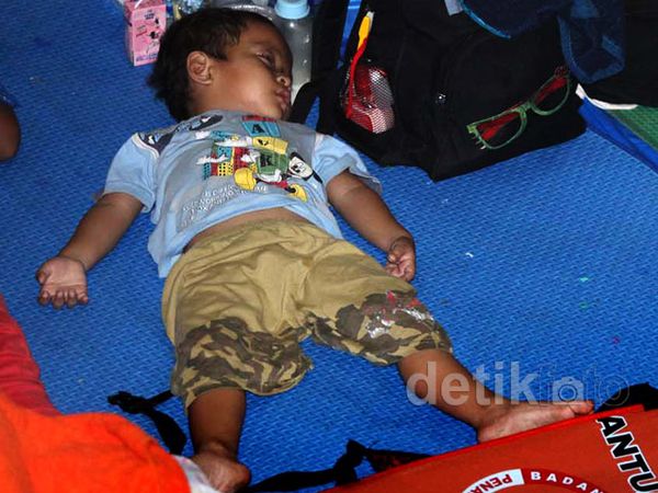 Anak-anak Korban Banjir Tidur Beralaskan Tikar