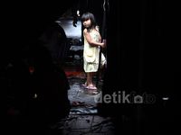 Korban Banjir Mengungsi di Tenda Darurat